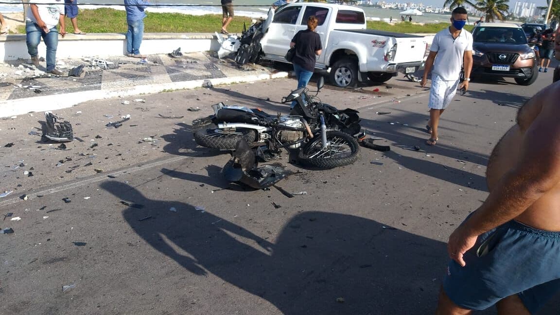 Acidente em Cabedelo destrói carros, moto e poste e deixa feridos na orla de Intermares