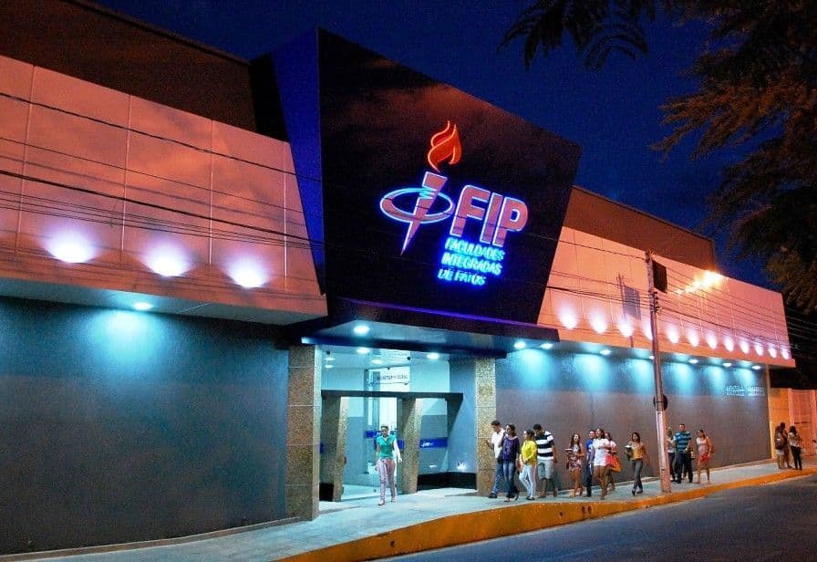 Professor sem diploma que enganou faculdade em Patos e fraudou atestados médicos em emprego público é condenado a 11 anos de prisão