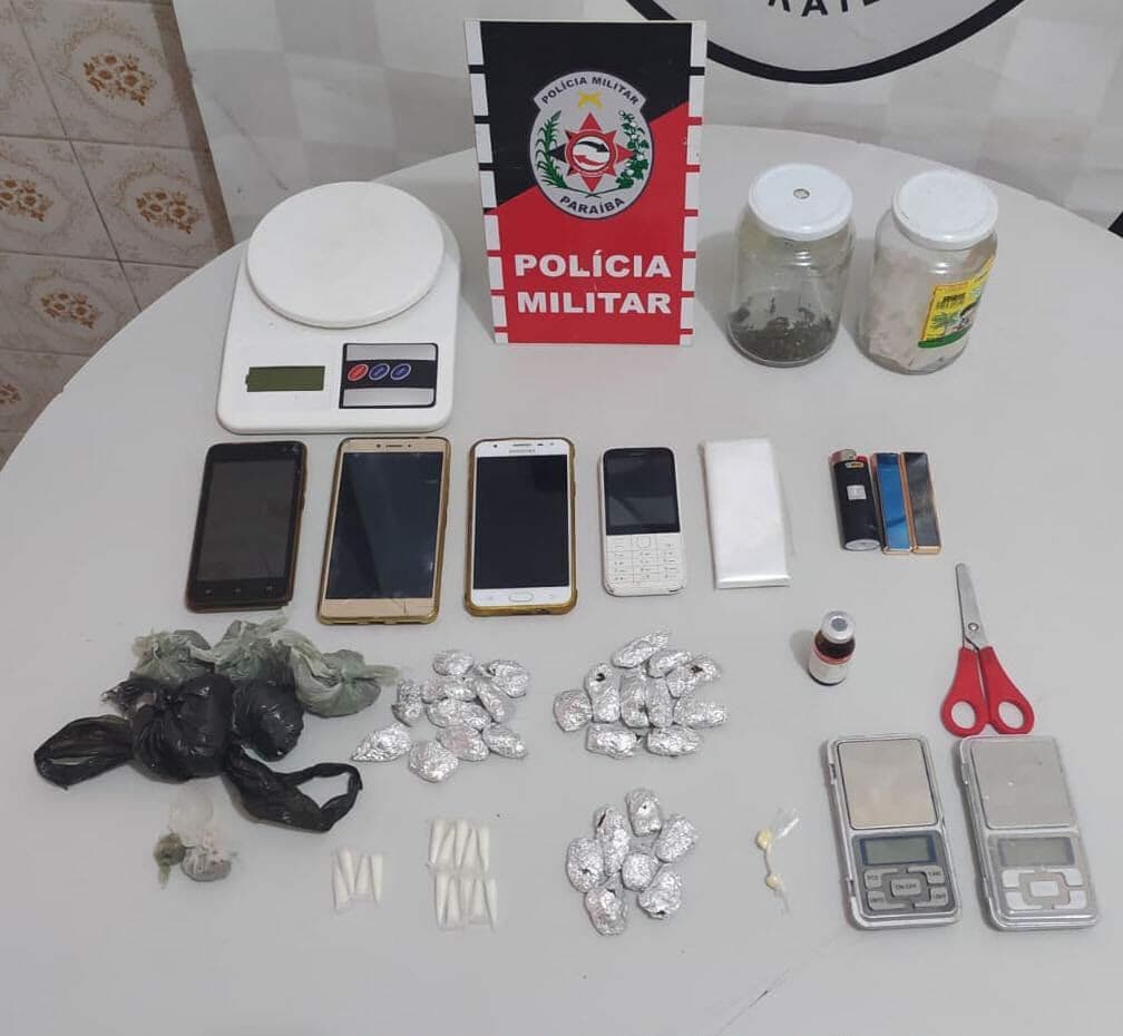 Polícia prende três pessoas e desarticula casa que servia como ponto de tráfico de drogas em Rio Tinto