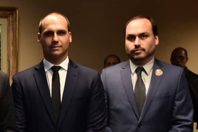 PF intima Carlos e Eduardo Bolsonaro a deporem no inquérito que apura atos antidemocráticos