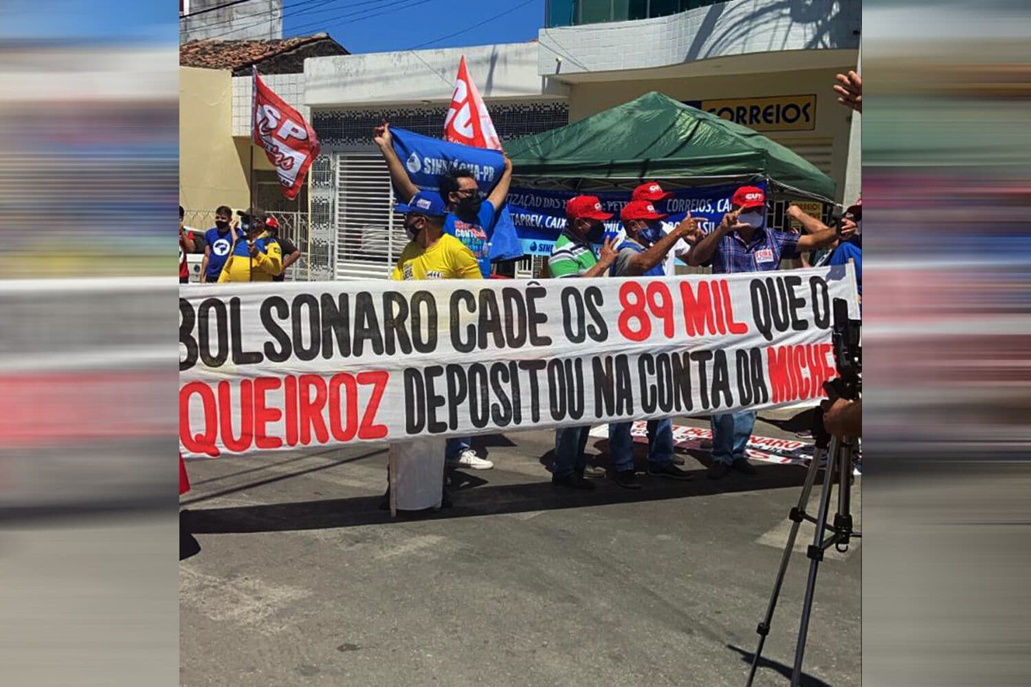 Manifestantes protestam contra Bolsonaro em Coremas e exibem faixa questionando depósitos de Queiroz