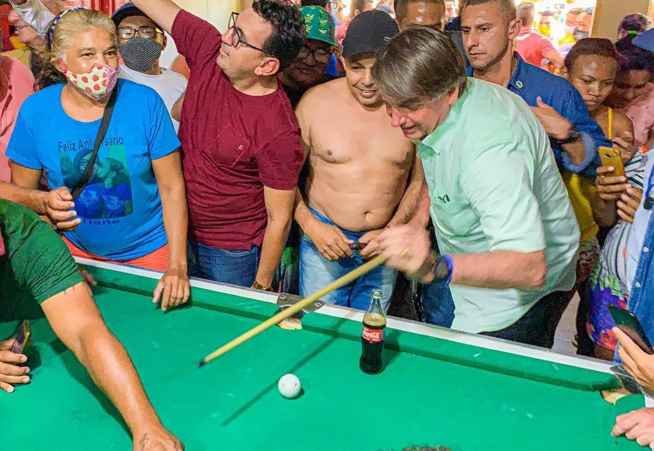 Sem máscara, Bolsonaro joga sinuca em bar e causa aglomeração no Ceará