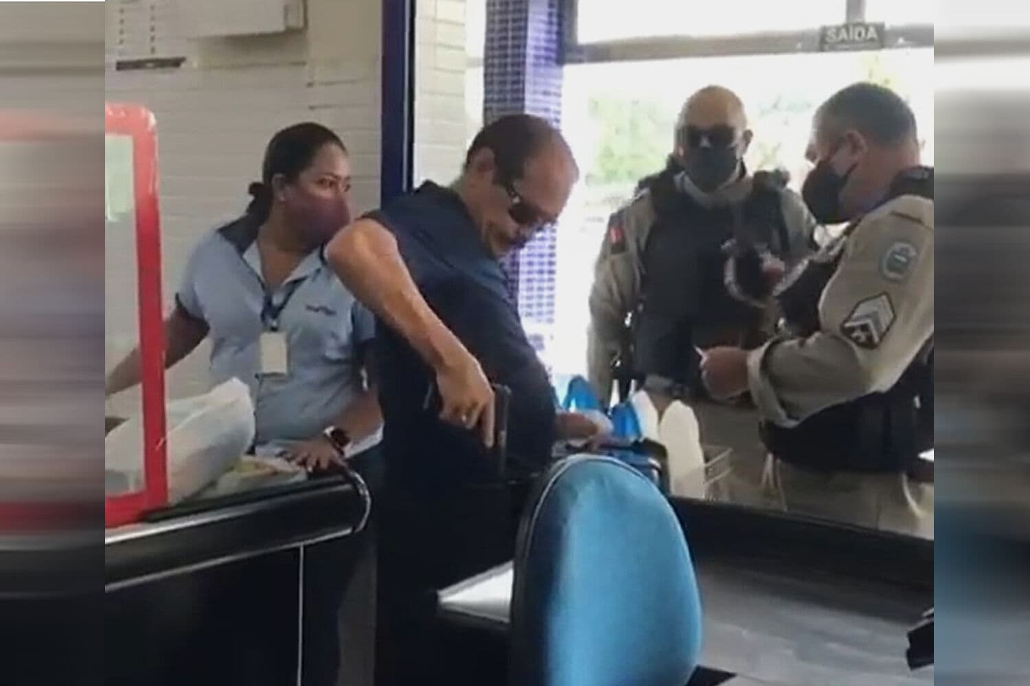Delegado saca arma após ser impedido de entrar em supermercado sem máscara em João Pessoa e acaba preso