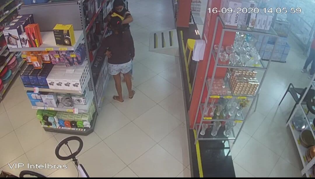 Mulheres são presas após câmeras flagrarem furto de aparelho eletrônico em loja de Campina Grande