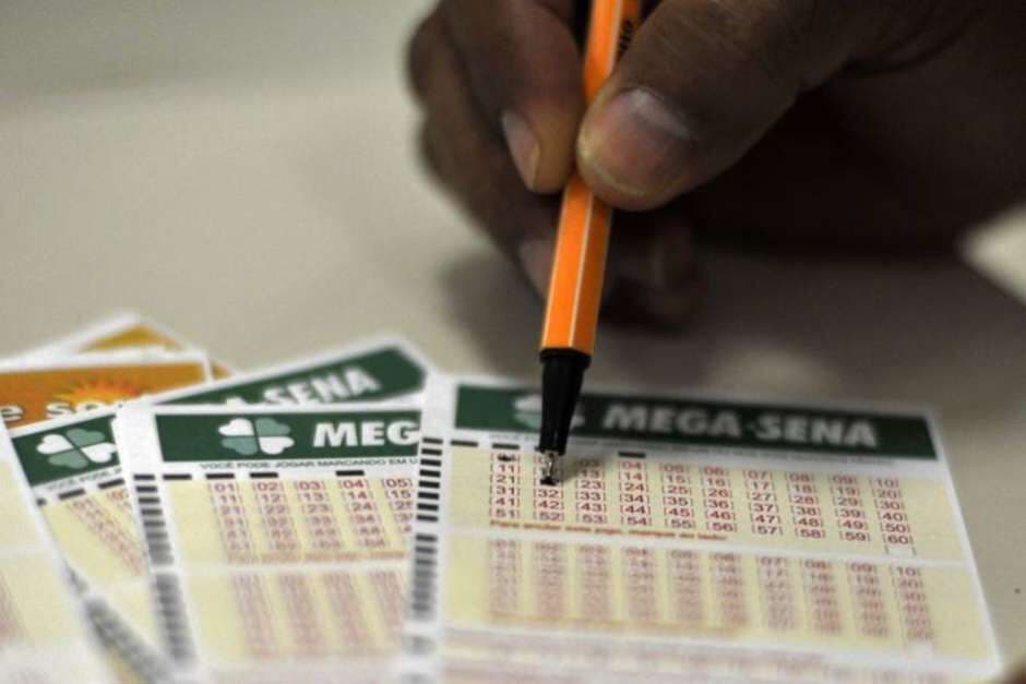 Mega-Sena acumula e pode pagar R$ 43 milhões na terça-feira