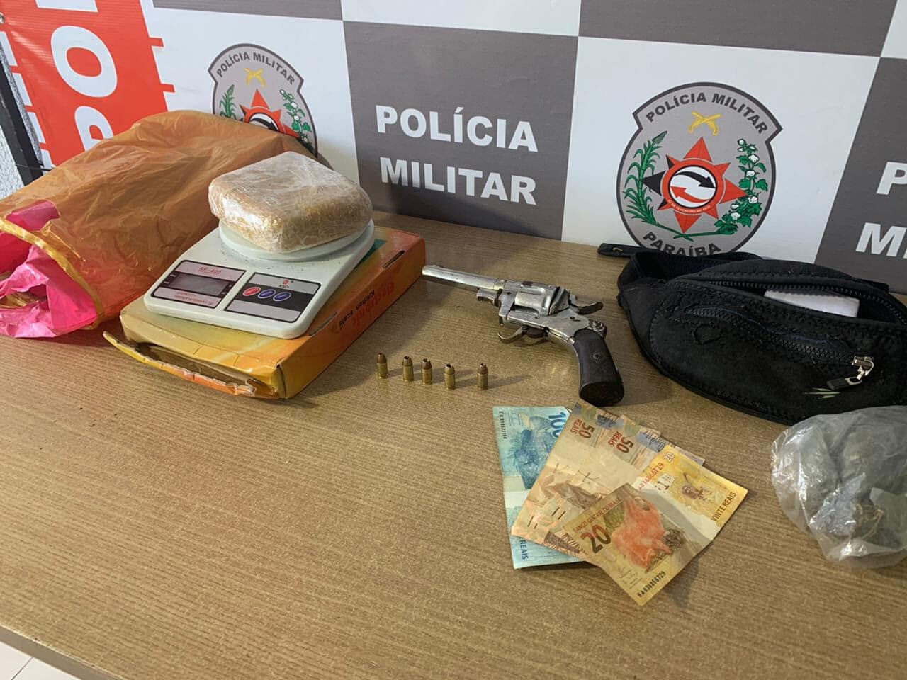 Polícia prende homem e apreende arma e drogas durante barreira policial em João Pessoa