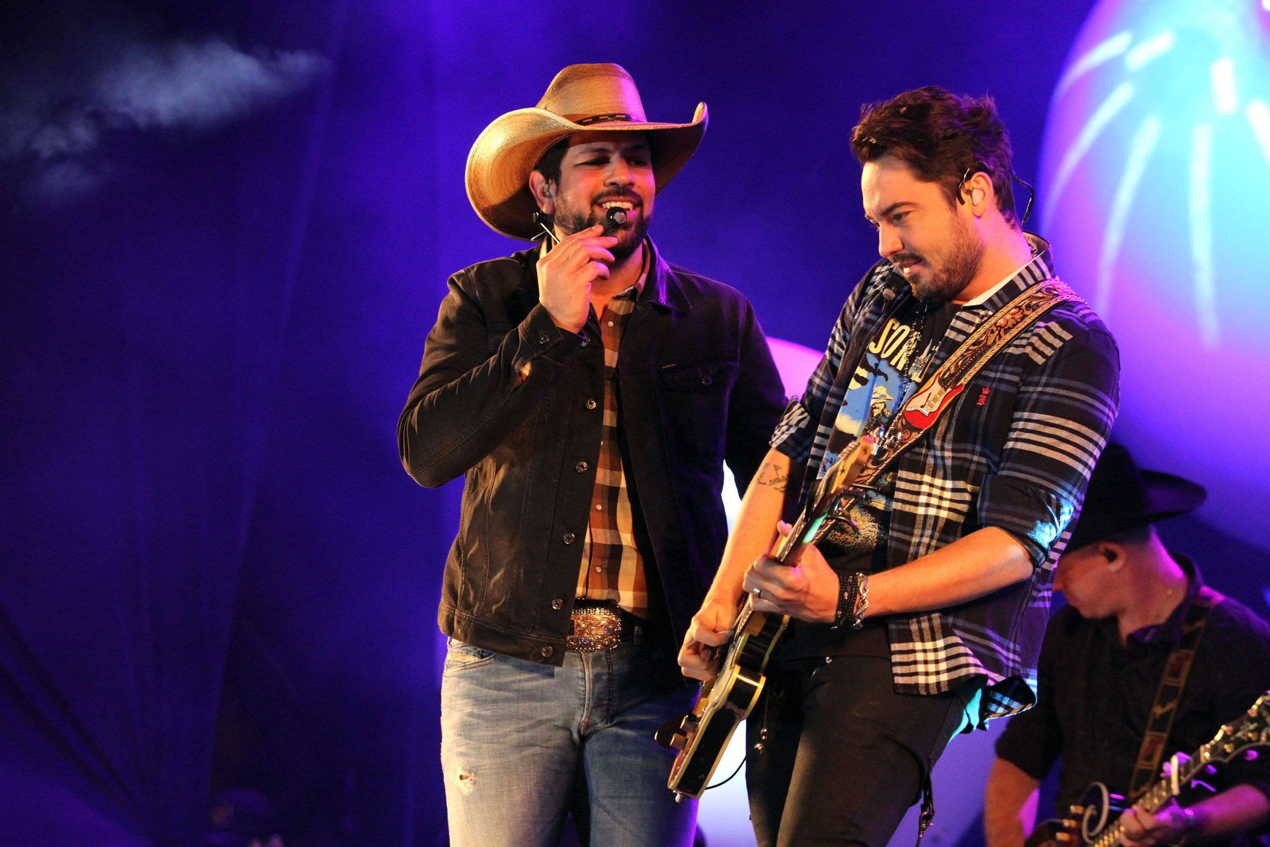 Fernando e Sorocaba e Simone fazem lives neste domingo; veja programação