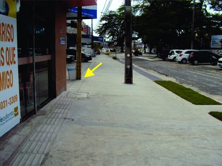 Poste em cima de piso tátil em calçadas da Avenida Epitácio Pessoa, em João Pessoa, dificulta passagem de pessoas com deficiência