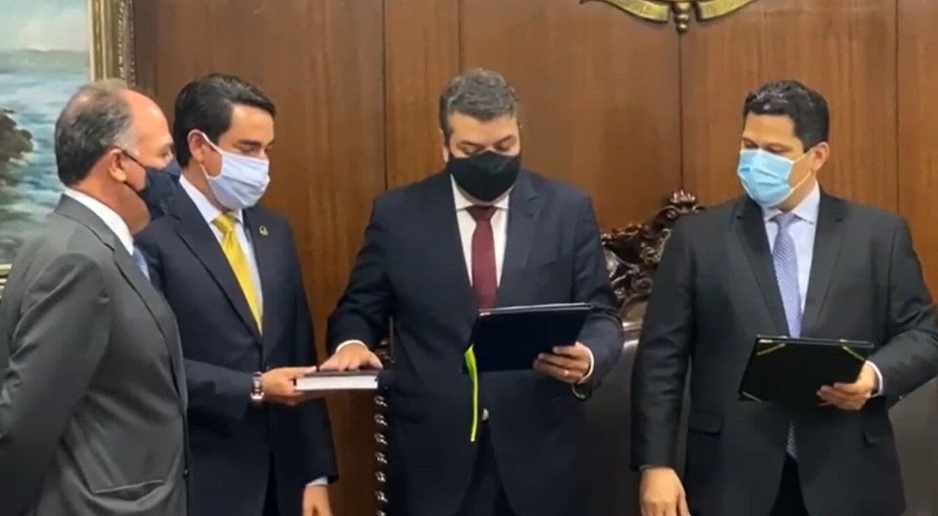 Diego Tavares toma posse no cargo de senador após licença de Daniella Ribeiro; veja vídeo