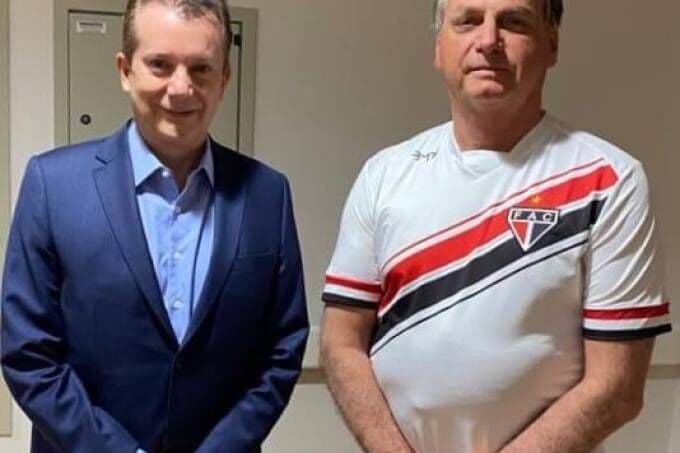 Internado, Bolsonaro recebe Russomanno e faz foto com seu candidato em São Paulo