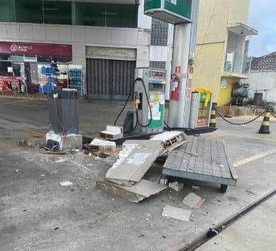 Bandidos tentam arrombar posto de combustível em João Pessoa usando carro em marcha a ré