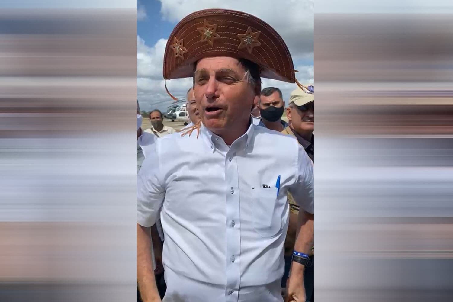 Candidato a prefeito de João Pessoa, Wallber Virgolino, entrega chapéu de couro a Jair Bolsonaro durante visita à Campina Grande