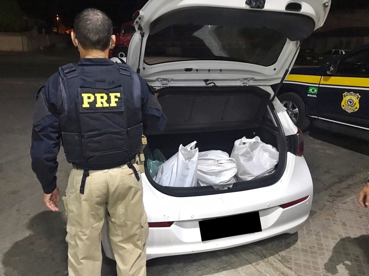 PRF e PM prendem suspeito com mais de 33 kg de maconha no Sertão da Paraíba