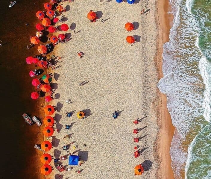 Homem leva tiro na cabeça no meio de praia lotada em João Pessoa