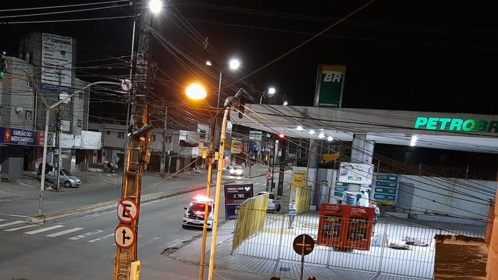 Bandidos usam caminhão de lixo para destruir estrutura e roubam cofre de posto de combustível em João Pessoa