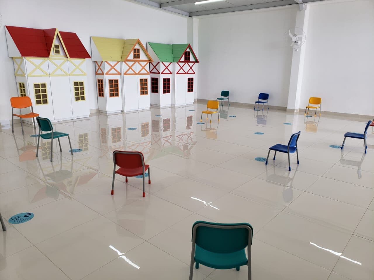 Ministério Público acompanha retomada de aulas presenciais em Campina Grande e promotora visita escolas