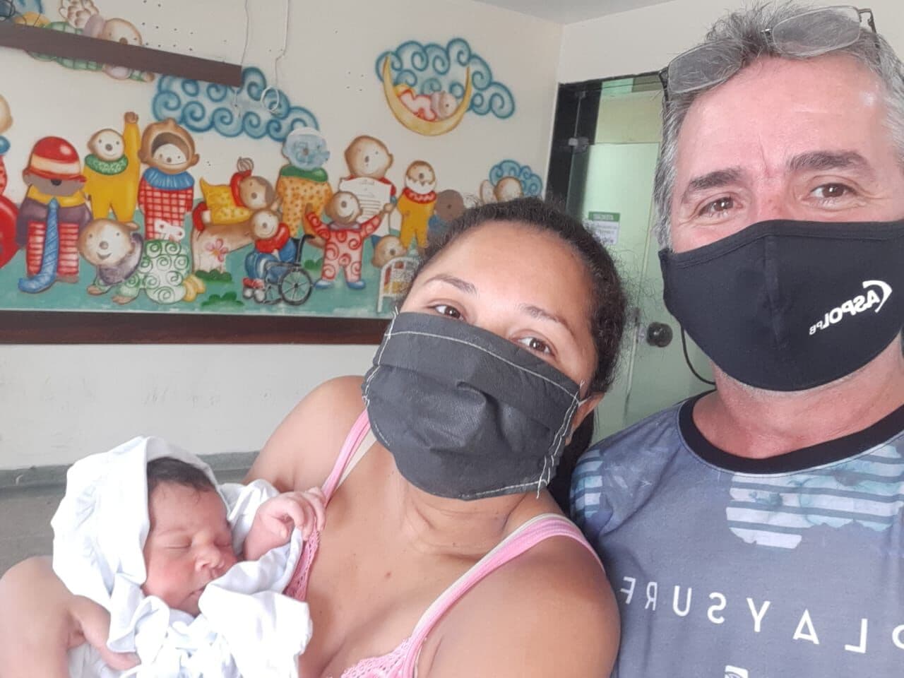 Bebê é salvo por policial civil ao ficar engasgado após amamentação, em João Pessoa
