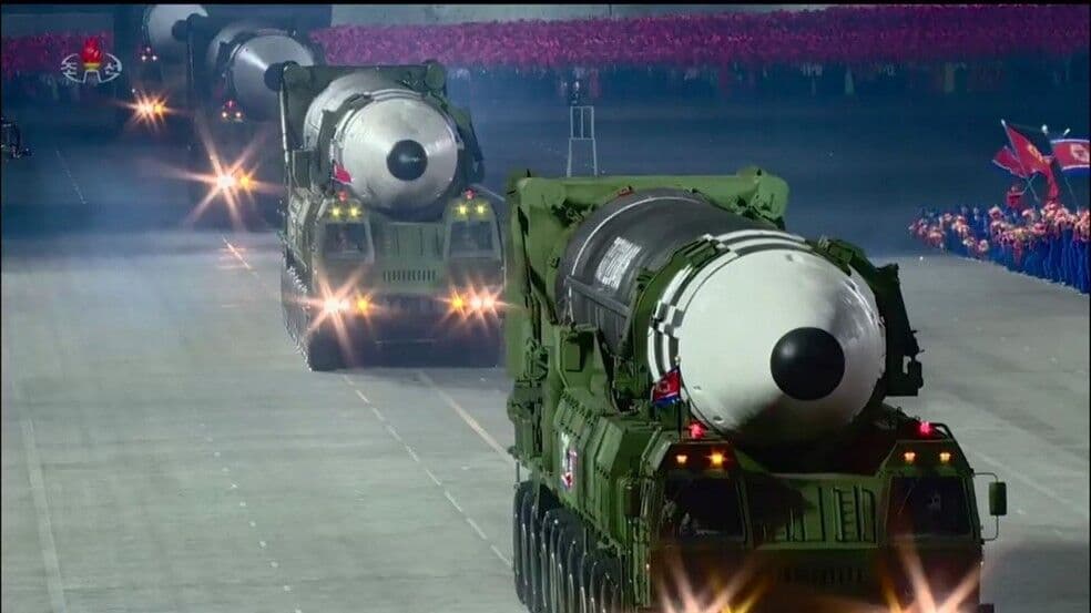 Coreia do Norte exibe míssil balístico gigante em desfile militar