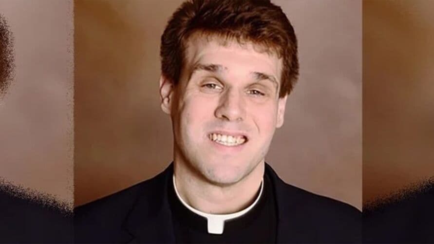 Padre é detido sob suspeita de obscenidade por sexo sadomasoquista em altar de igreja