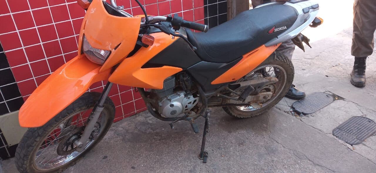 Polícia Militar apreende arma de fogo e recupera moto roubada nos municípios de Aroeiras e Umbuzeiro
