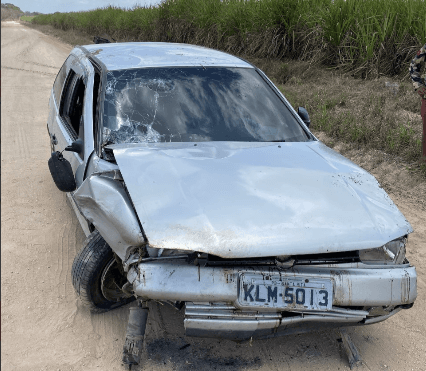 Carro cai em buraco e deixa três pessoas gravemente feridas na Paraíba