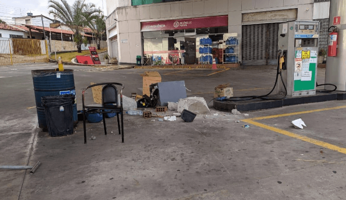 Bandidos usam caminhão de lixo para arrombar estrutura de cofre de posto de combustível em João Pessoa