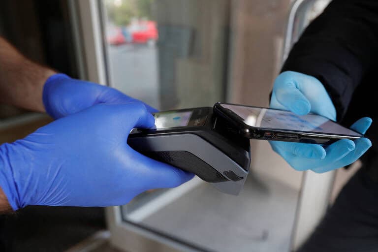 Metade dos consumidores diz não precisar mais de bancos para pagar contas, aponta estudo