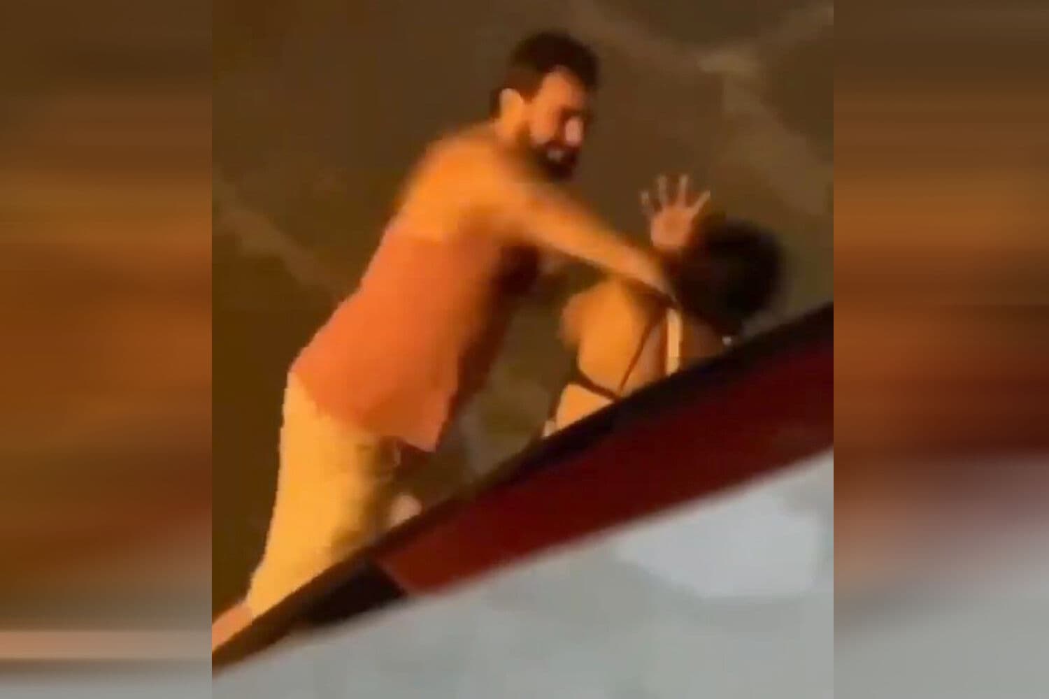 Mulher é espancada com socos no rosto por homem; polícia procura por agressor