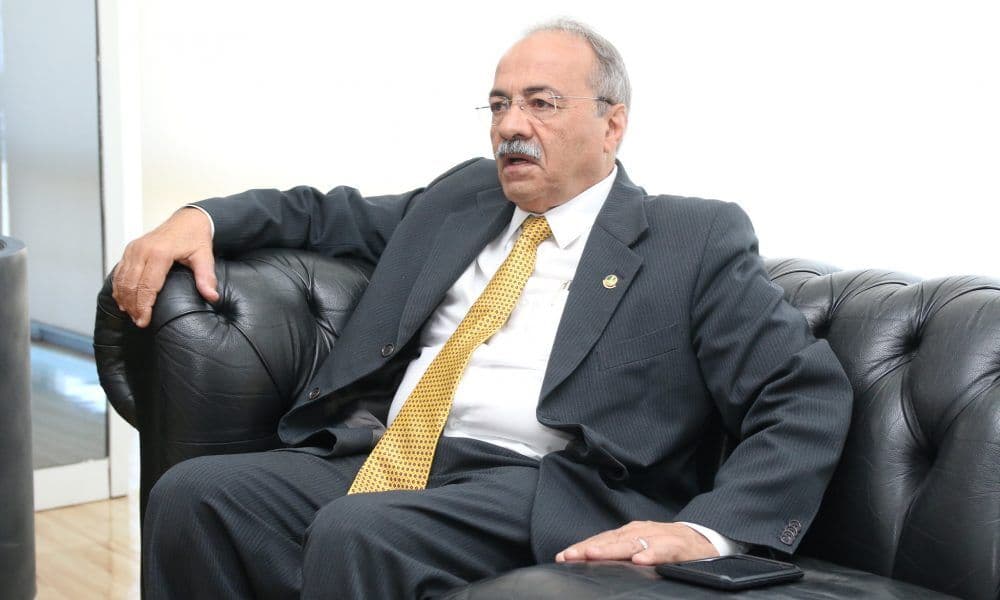 Vou cuidar da minha defesa e provar minha inocência, diz senador flagrado com dinheiro entre as nádegas