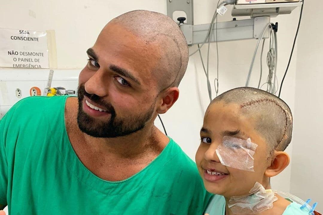 Médico paraibano viraliza e ganha homenagem no Fantástico após deixar paciente de câncer de oito anos raspar seu cabelo