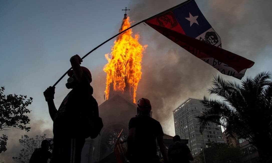 Igrejas são incendiadas e destruídas durante protesto no Chile; cerca de 600 manifestantes foram presos