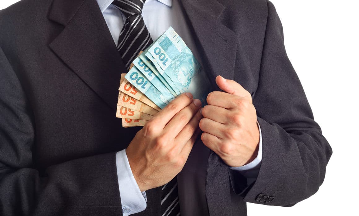 Quase 3 mil servidores da Prefeitura de Campina Grande receberam mais de R$ 2 milhões do auxílio emergencial e deverão devolver dinheiro