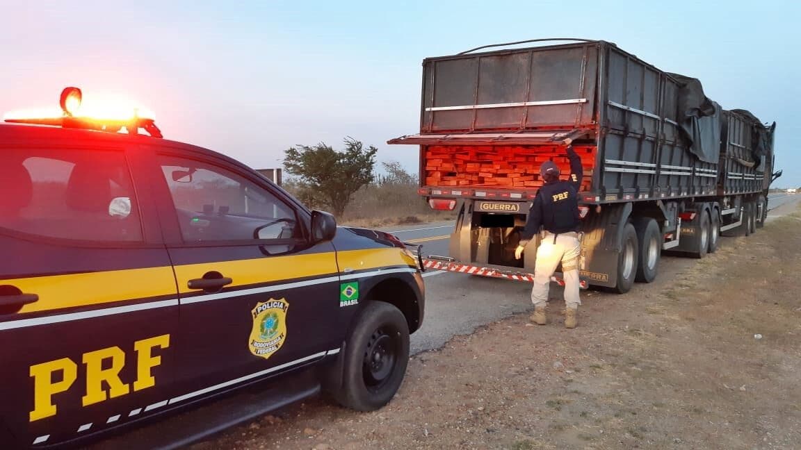 Polícia Rodoviária Federal apreende caminhão transportando madeira de forma ilegal no agreste da Paraíba