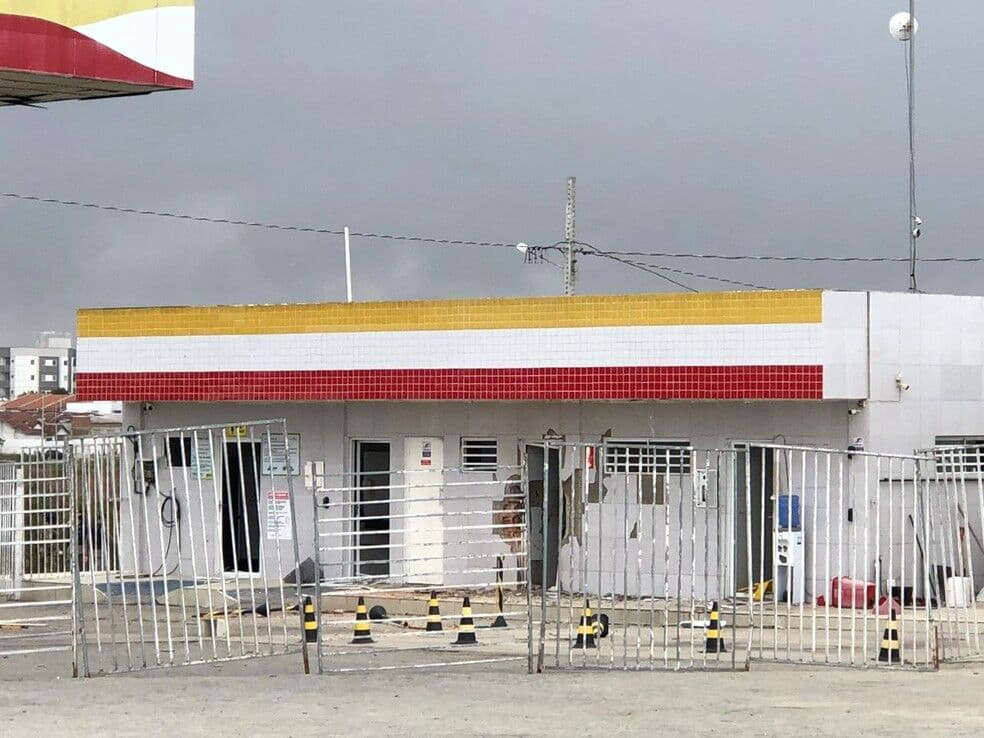 Bandidos explodem posto de combustíveis, espalham explosivos pelo estabelecimento e trocam tiros com a Polícia em Campina Grande