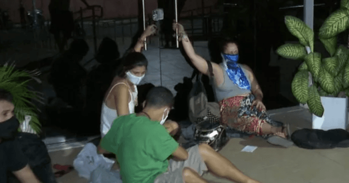 Estudantes se acorrentam na porta da reitoria da UFPB contra nomeação do novo reitor escolhido pelo presidente Bolsonaro