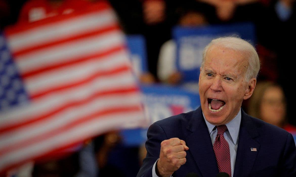 Joe Biden vota nas eleições presidenciais dos EUA