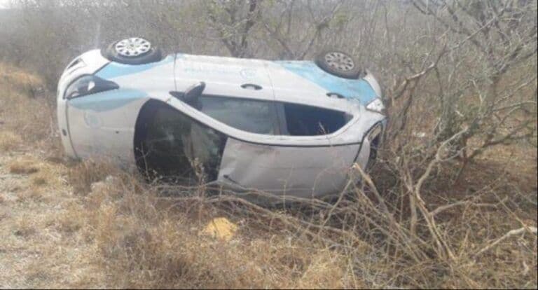 Carro da Prefeitura de Santo André que transportava pacientes para hemodiálise capota em rodovia da Paraíba