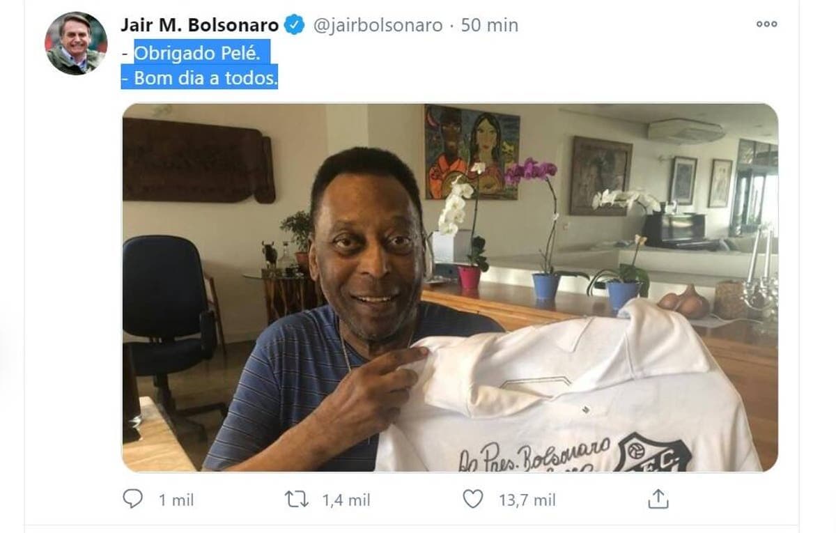 Bolsonaro compartilha foto com dedicatória feita por Pelé e ignora Dia da Consciência Negra