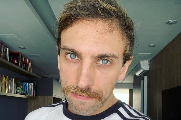 Humorista Leo Lins faz piada sobre morte de jovem em recinto da leoa e é detonado por internautas: "saúde mental não é brincadeira"