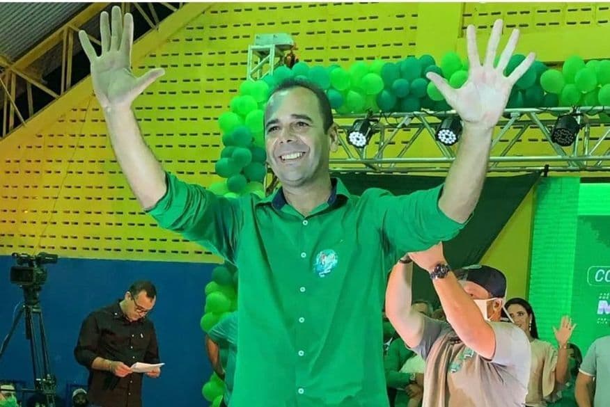 Prefeito eleito de São João do Tigre ignora pandemia do coronavírus e promove 'festa da vitória' com direito a show em praça pública