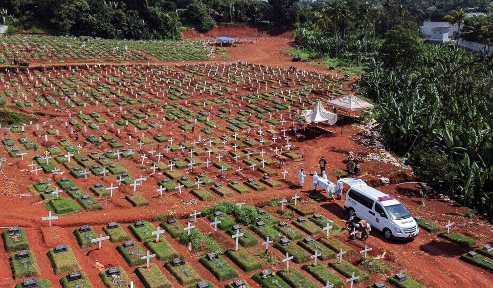 Mundo registra pela primeira vez mais de 12 mil mortes por Covid em 24 horas; total passa de 1,4 milhão