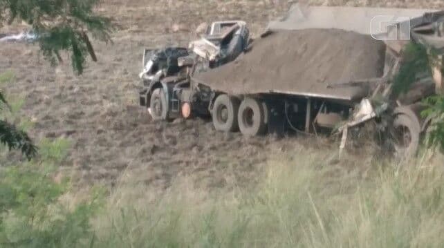 Sobe para 37 o número de mortos em acidente envolvendo ônibus e caminhão