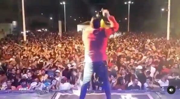 Prefeito eleito promove “festa da covid-19” com multidão e banda de forró em São João do Tigre, na Paraíba