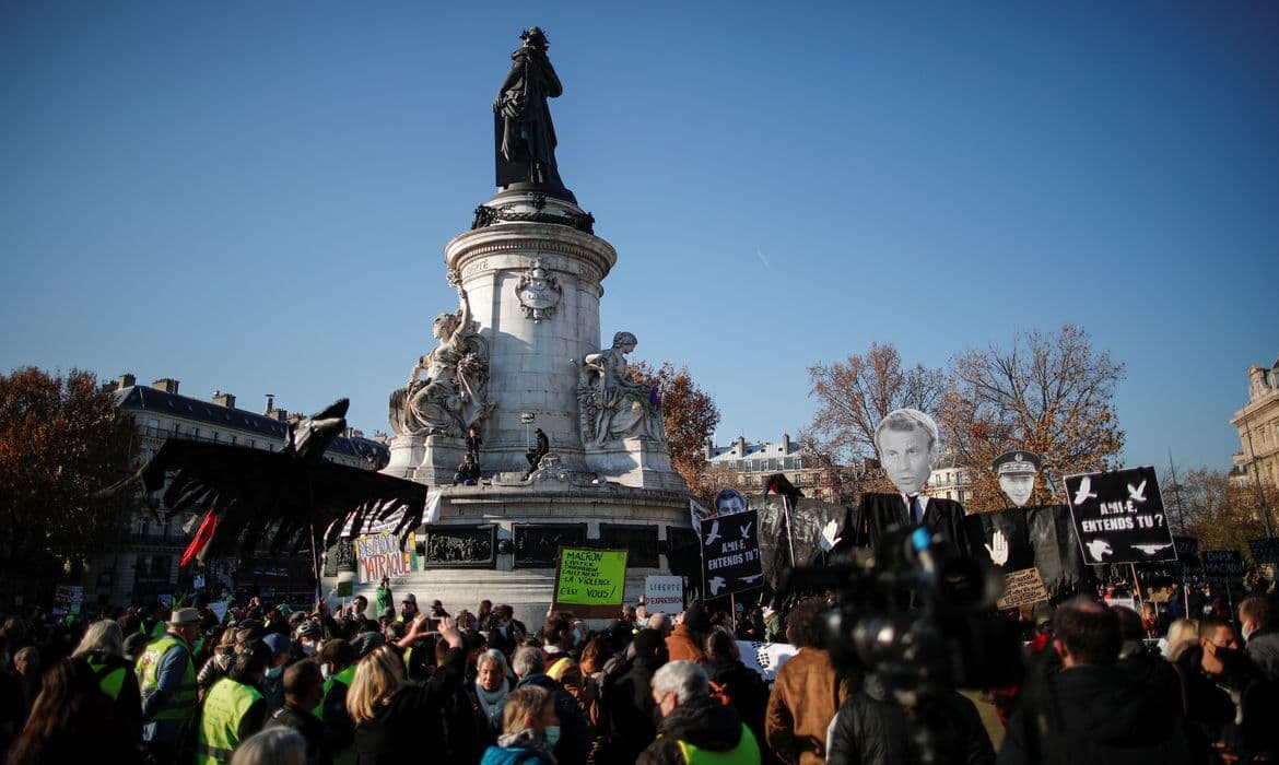 Paris volta a fechar bares para tentar conter nova onda da Covid-19