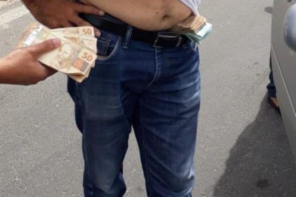 Irmão de prefeito candidato à reeleição é preso com R$ 1 milhão escondido na cueca no Ceará
