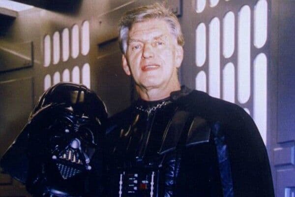 David Prowse, ator que interpretou Darth Vader em 'Star Wars', morreu de Covid, revela filha