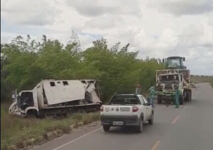 Caminhão baú sai da rodovia após colisão com outro veículo em Pedras de Fogo