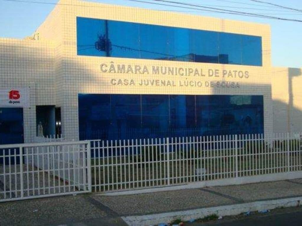 Juíza determina suspensão de projeto que aumentaria em R$ 10 mil o subsídio do prefeito de Patos