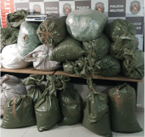 Polícia apreende 200 quilos de maconha escondidos em oficina desativada e prende dois suspeitos de tráfico