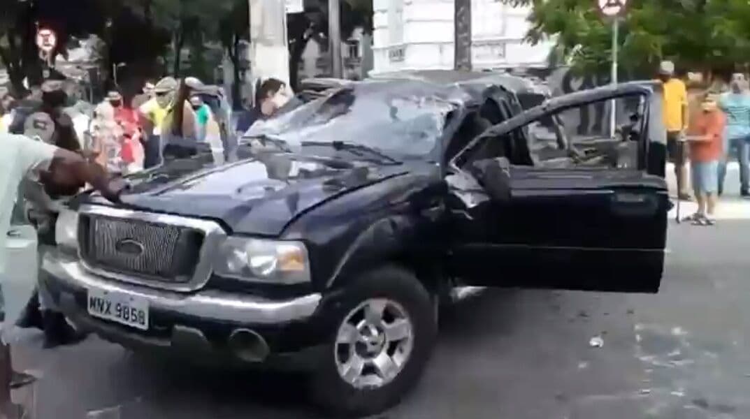 Homem fica preso a ferragens após colisão entre dois carros no Centro de João Pessoa